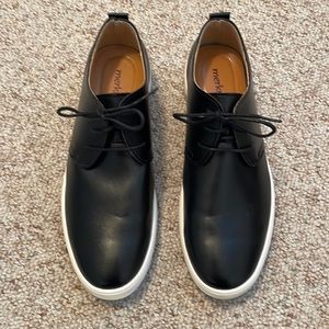 Merkmak stylish sneaker shoe-like new-worn once
